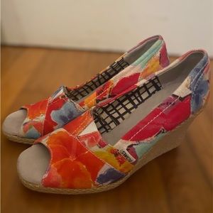 Floral Tom wedges NWOT
